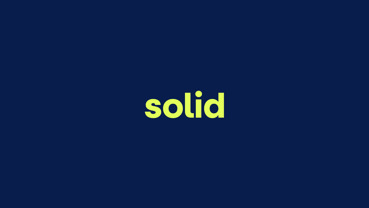 tekst hvor der står solid med blå baggrund
